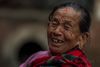 Nepal
Vajrayogini Temple in Sankhu

Una cosa  riprodurre l'immagine di una persona, altra cosa  raccontare ci che di questa persona ti ha colpito e cosa ha suscitato in te quella profonda emozione che ti ha fatto desiderare di ritrarla.
Ogni ritratto, per essere vero, deve cercare di raccontare la persona che hai davanti, che devi imparare a conoscere, se pur in pochi momenti, instaurando con essa un rapporto ed un legame intimo e profondo.
Il sorriso raccolto con questo scatto, rivolto a me proprio in quel momento, che questa donna nepalese mi ha regalato,  lesito di quei pochi minuti che ho potuto passare con lei e che hanno trasformato la nostra distanza iniziale nellesplosione della solarit del suo essere.


